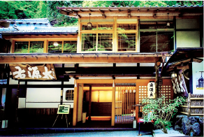 京懐石の老舗「右源太」監修、日本の伝統を重んじる格調高い豪華なおせちです。