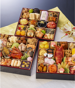 和洋中の食材をバリエーション豊かに詰合せたボリューム満点のおせちです。ご家族の楽しいひと時を彩ります。割烹料亭千賀 迎春おせち料理和風三段重彩華千ボーナスポイント1,100冷蔵4~5人前本体20,500円(税込22,140円)