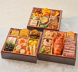 半世紀の歴史に培われたホテルニューオータニ王道の味を是非ともご賞味くださいませ。ホテルニューオータニ 和洋中三段重冷凍約3人前本体23,000円(税込24,840円)