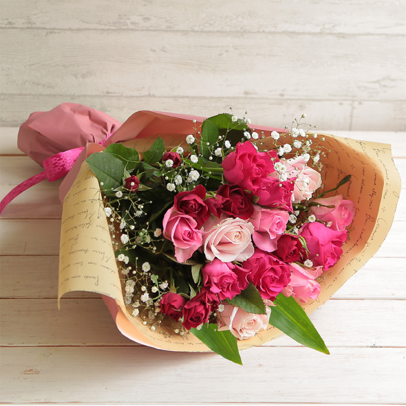 憧れのバラの花束特別な日に贈りたい、ピンクと赤色のバラのブーケです。花束「ローズハーモニーブーケ」本体：4,980円（税込：5,478円）
