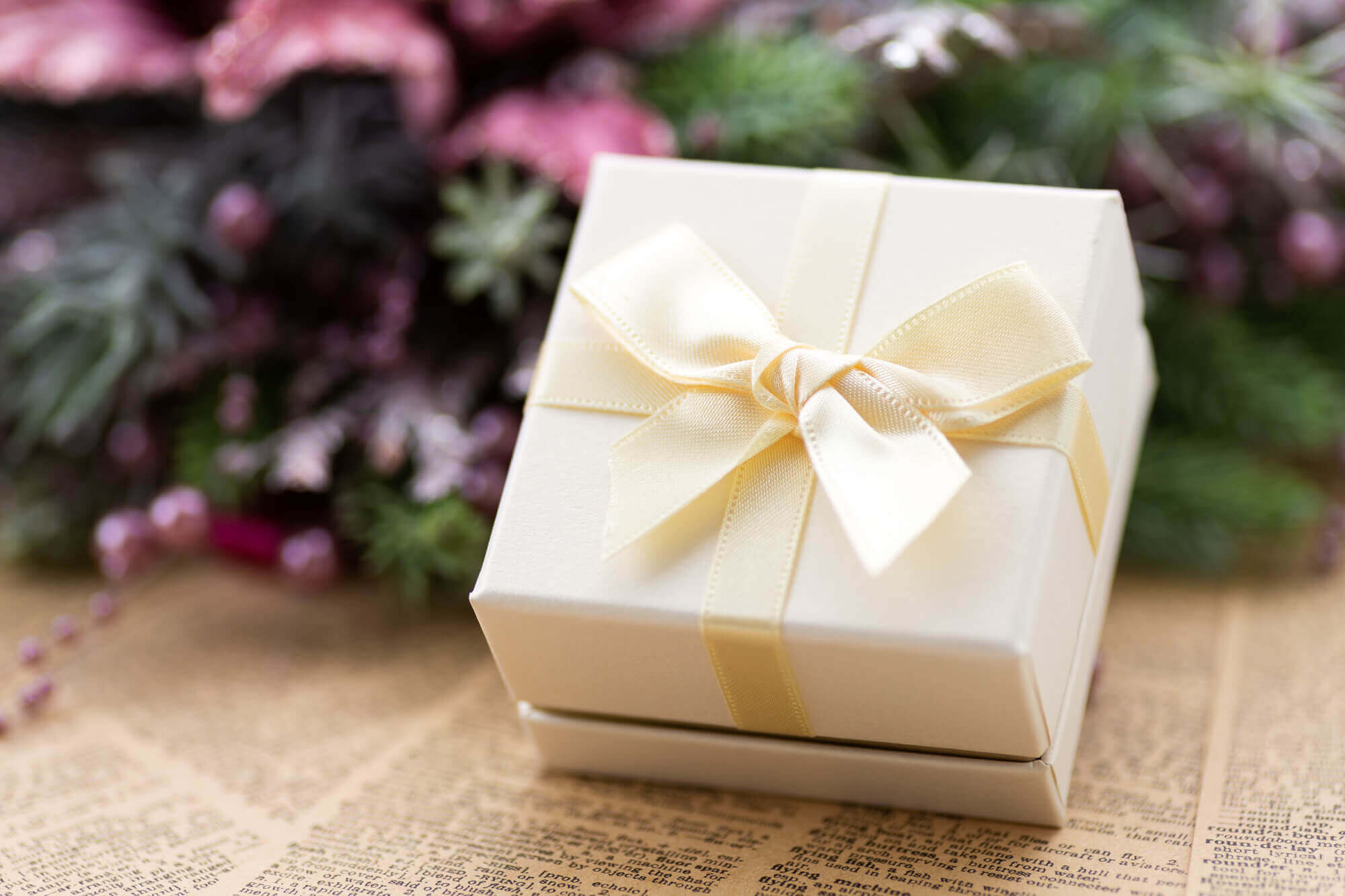 結婚記念日のプレゼント、何を贈る？ 年数別の意味とおすすめギフトまとめ