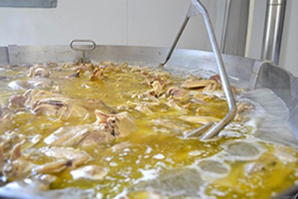 煮込まれている比内地鶏スープ