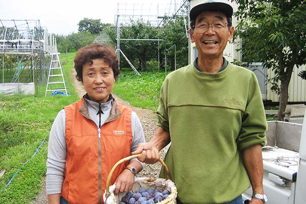 プルーンを生産されている小野ご夫妻