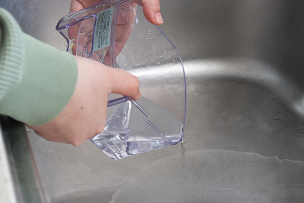 コンパクト除湿器「ロワン」 タンクに溜まった水をそのまま簡単に流せます