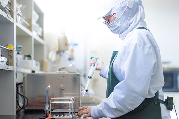 検査をしている女性