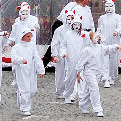 猫に扮する町中の人々