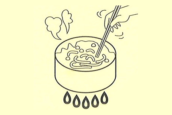 沸騰した鍋にそばを入れて菜箸でほぐす