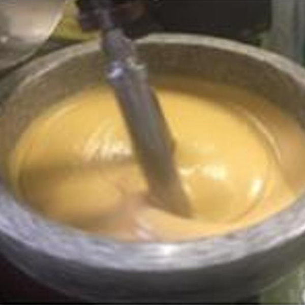 石臼で混ぜている様子