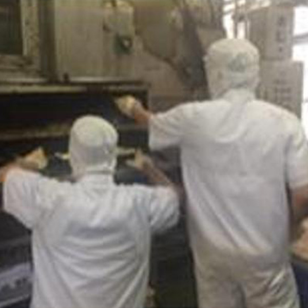 手焼きをしている様子