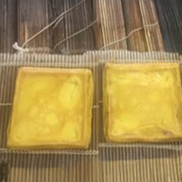 巻きすの上に伊達巻を置く