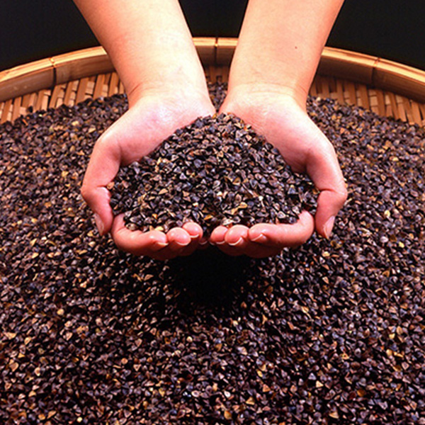 蕎麦の実をそば粉にする