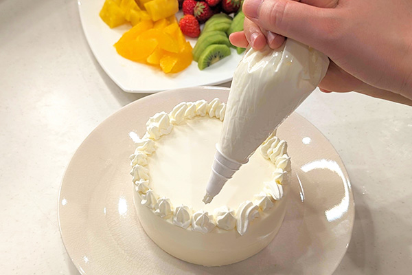 「デコるだケーキ」に生クリームをデコレーション