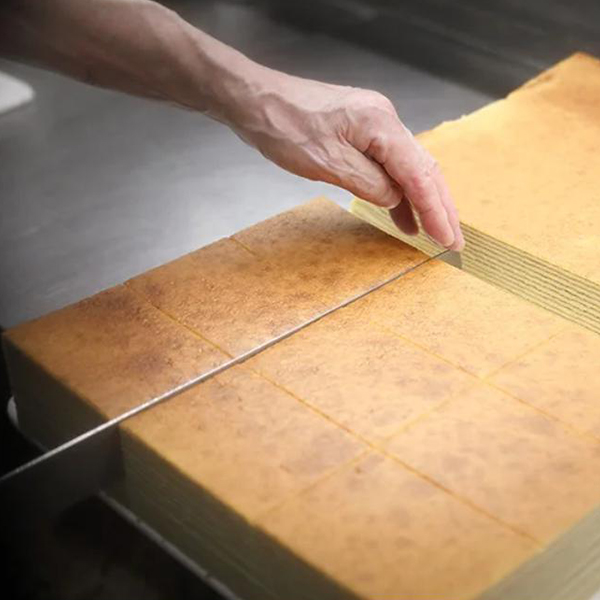 バウムクーヘンをカットする様子