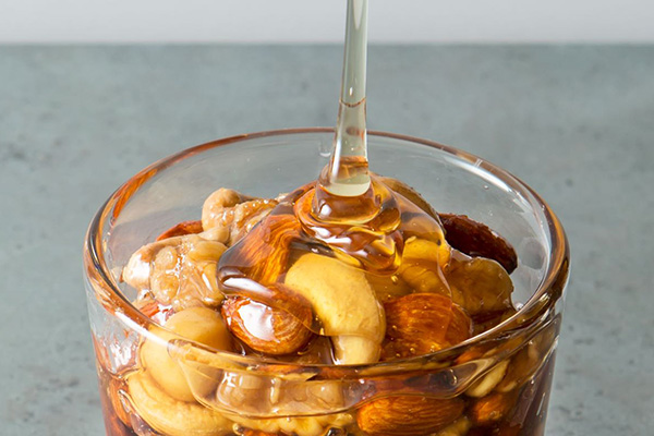 ナッツにはちみつをかける様子