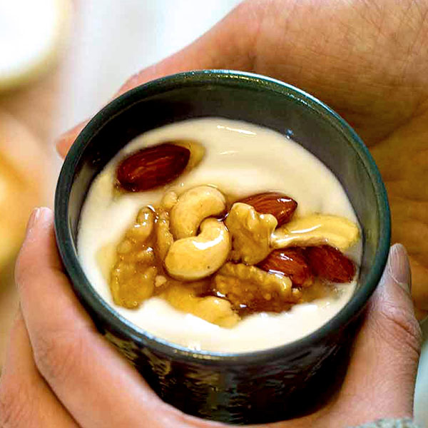 ヨーグルトにハチミツとナッツをかけた様子