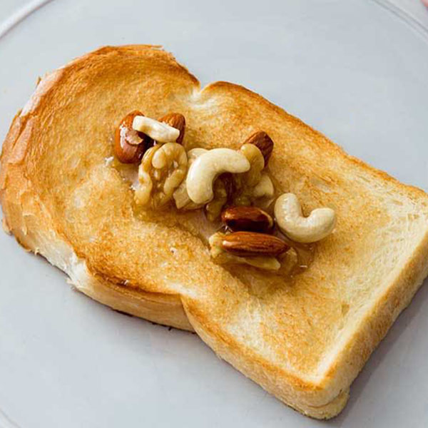 トーストの上にハチミツとナッツをのせた様子