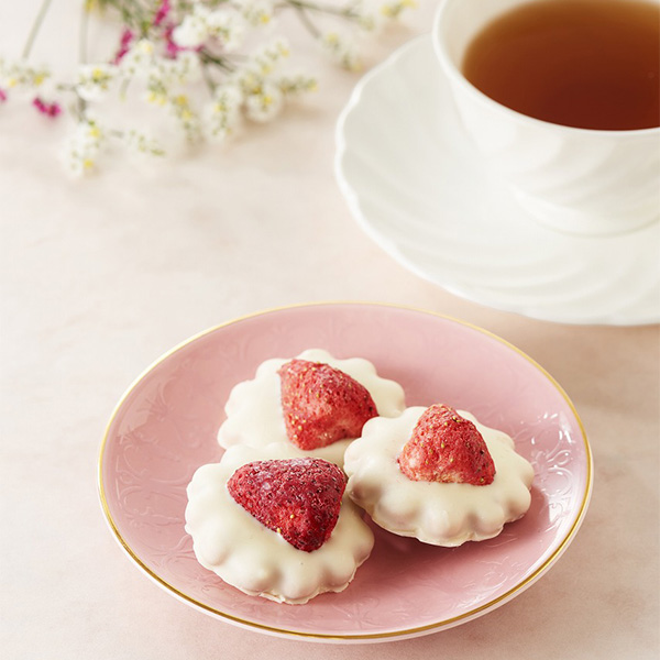 ショートケーキクッキーのお皿に盛りつけてある様子