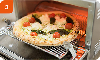 トースターでピザを焼いている様子