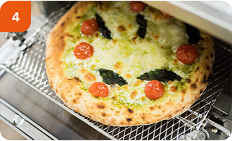 チーズがとろけて焼き上がるピザの様子