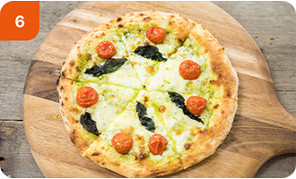 焼き上がったピザをボードにのせた完成イメージ