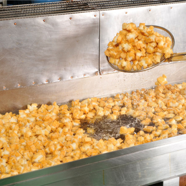 手作業で揚げている様子