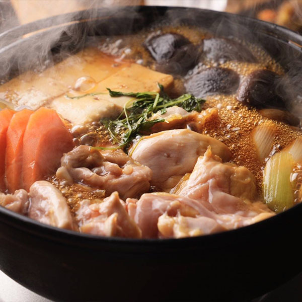 【凍眠市場】福栄組合 はかた地どり 鶏すき炭火焼きセット 3〜4人前 もも切身 うどん乾麺 すき焼きのタレ 炭火焼き【おいしいお取り寄せ】　商品画像1