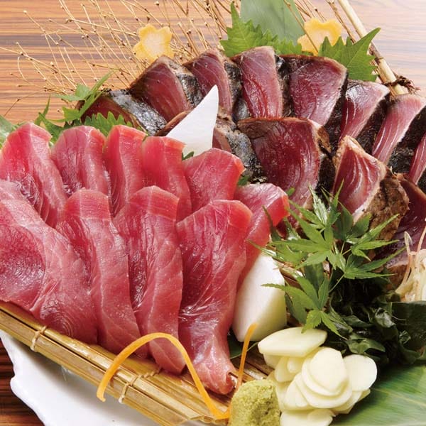 高知 明神水産 藁焼き鰹たたき(中)2節・刺身2節セット(鰹たたき×2節・鰹刺身×2節、たれ×4、おろしにんにく×3、おろししょうが×3)【旬鮮便】【NN】　商品画像1