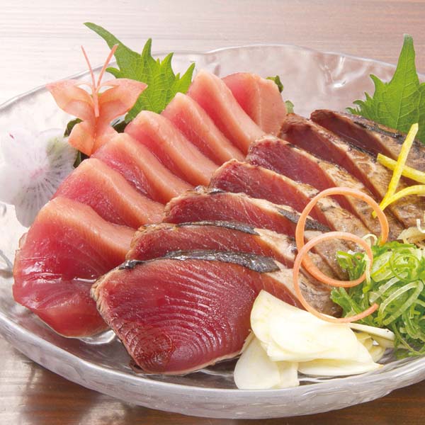 高知 明神水産 藁焼き鰹たたき(中)1節・刺身1節セット(鰹たたき×1節・鰹刺身×1節、たれ×2、おろしにんにく×3、おろししょうが×3)【旬鮮便】【NN】 商品画像1