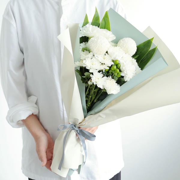 お供え花束「おもいびより」(ホワイト)【花】【年間ギフト】　商品画像1