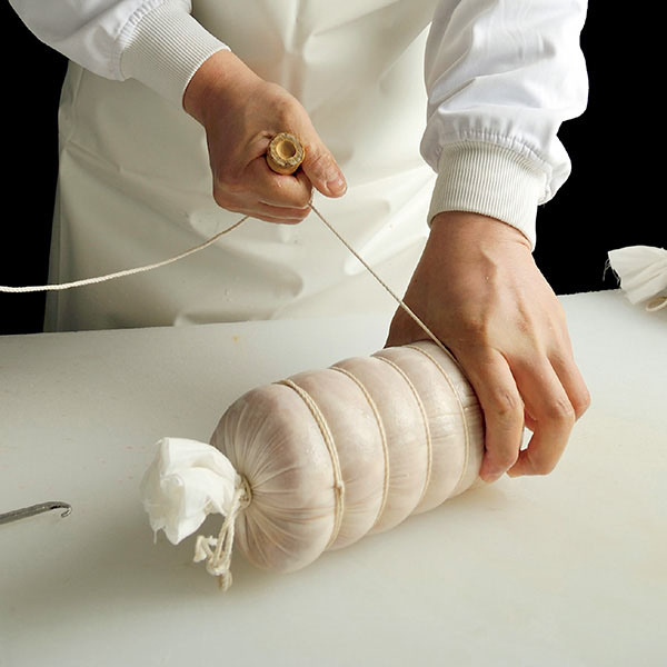 鎌倉ハム富岡商会 熟成布巻きロースハム【夏の贈りもの・お中元】[KDA-605S]　商品画像2