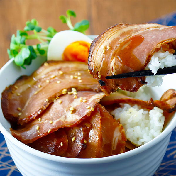 行列が出来る焼豚専門メーカー「ブロスト」の味わい濃厚焼豚