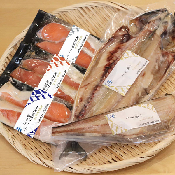 新潟県 能水商店 にいがた佐渡荒海サーモン3種・一夜干し2種セット 魚醤仕込み佐渡荒海サーモン(70g×2切入×1P)、他「お届け期間5/26-8/25」【夏の贈りもの・お 新潟県 能水商店 にいがた佐渡荒海サーモン3種・一夜干し2種セット 魚醤仕込み佐渡荒海サーモン(70g×2切入×1P)、他「お届け期間5/26-8/25」【夏の贈りもの・お