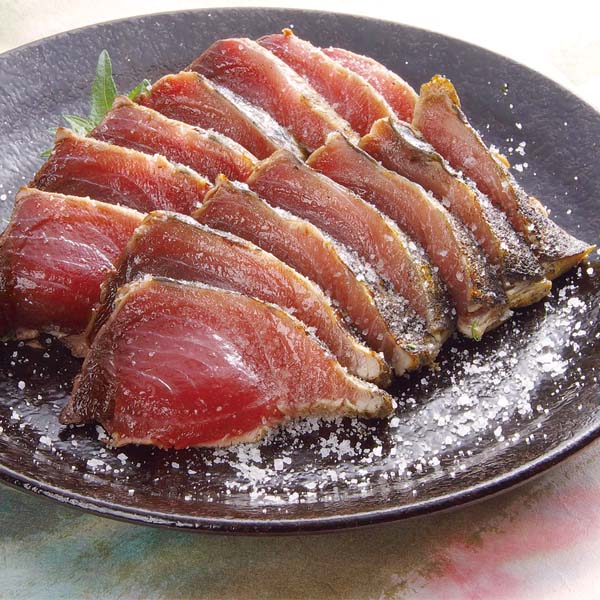 高知県 明神水産 藁焼き鰹塩たたき大2節セット 鰹たたき×2節(700g以上)、たれ×4、天日塩10g、おろしにんにく×3、おろししょうが×3【お届け期間:6月11日〜8月 高知県 明神水産 藁焼き鰹塩たたき大2節セット 鰹たたき×2節(700g以上)、たれ×4、天日塩10g、おろしにんにく×3、おろししょうが×3【お届け期間:6月11日〜8月