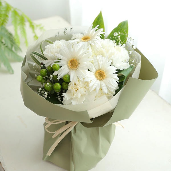 お供えスタンディングブーケ「ほのか」(ホワイト)【花】【年間ギフト】　商品画像1