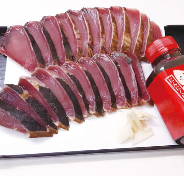 高知 有限会社海昇 たたきギフトセット(藁焼き鰹たたき2フシ・タタキタレ1本)【お届け期間:6月11日〜8月25日】【旬鮮便】【NN】　商品画像1