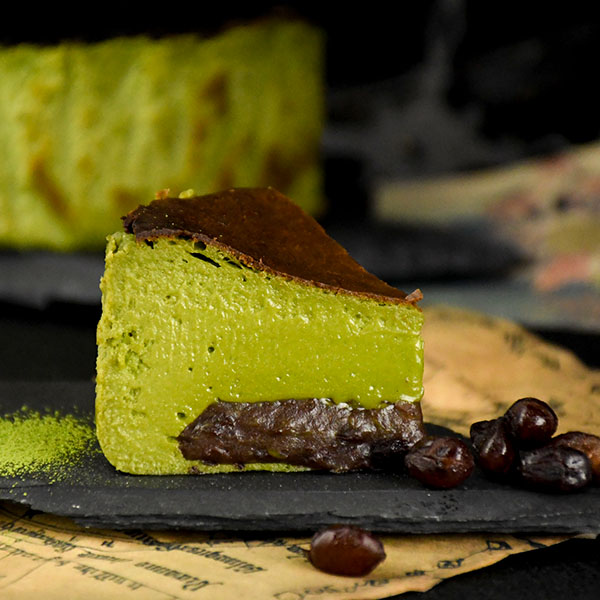 魔法洋菓子店ソルシエ 抹茶バスクチーズケーキ 4号「抹茶の深淵」 1個【限定40点】【イオンのクリスマス】　商品画像1