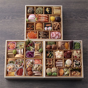 和(京都 うお寿)・洋(北海道 アンサンブル)・中華(京都 東東来) うお寿＆アンサンブル＆東東来 和・洋・中華 コラボおせち三段重【4人前・61品目】【イオンのおせち】