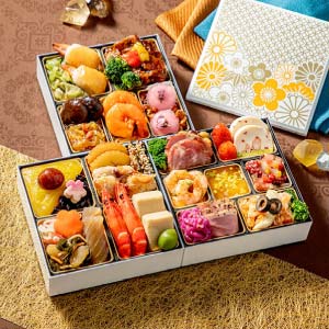 トオカツフーズ 和洋中おせち「珠宝小箱琥珀」三段重【2人前・34品目】【イオンのおせち】