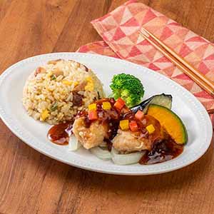 阪急デリカ ワンプレート・デリ 焼豚チャーハンと鶏唐揚げの黒酢あん 300g【＠FROZEN】