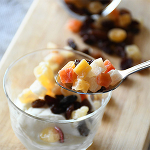 大阪竹新 7種ドライフルーツ レーズン(トルコ・アメリカ産)、パイナップル、パパイヤ、マンゴー、メロン、リンゴ(各タイ産)、クランベリー(アメリカ産)計525g【冬の贈りもの・お歳暮】【NN】