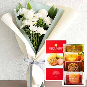 お供え花束「おもいびより」(ホワイト)お菓子セット【花】【年間ギフト】