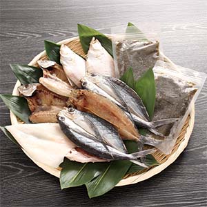 島根 渡邊水産 夏には夏のやみつき出雲干し(あじの開き2枚、とびうお開き3枚、えてかれい2枚、白いか1枚、味付け糸もずく×2袋)【夏の贈りもの・お中元】【NN】